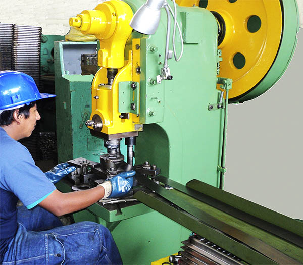 NOSOTROS 3 02 servicio metalmecanica servicios de prensas excentricas para matrices rolgemsac