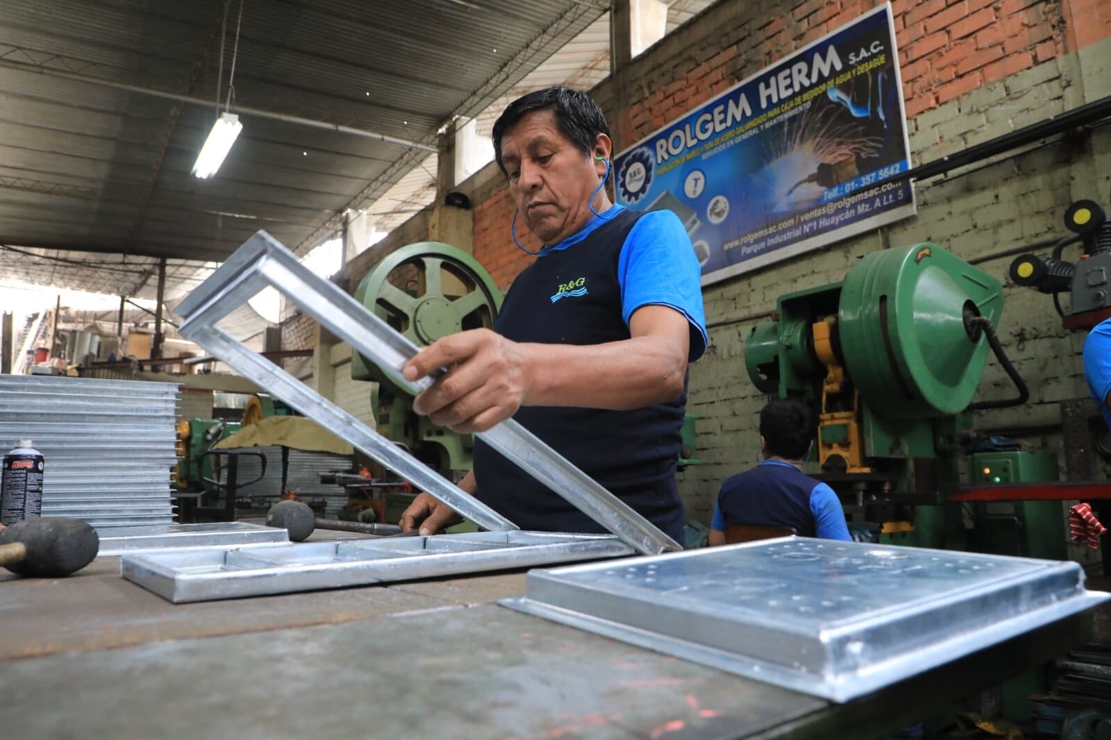 contactanos somos Rolgem Herm SAC lider en metalmecanica especialistas en tapa y marco de acero galv